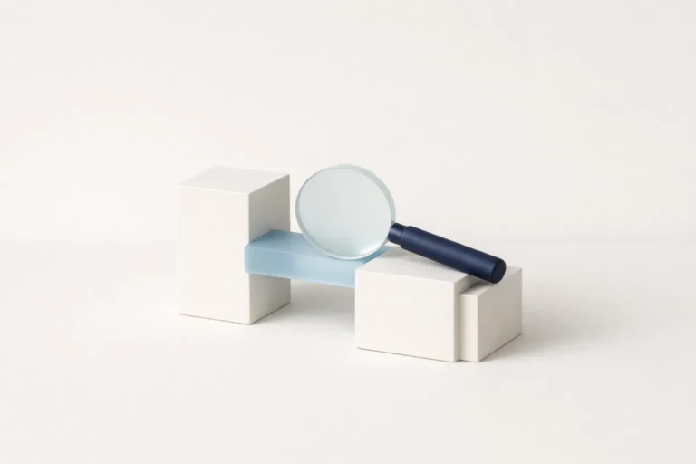 Lupa sobre una maqueta de dos edificios